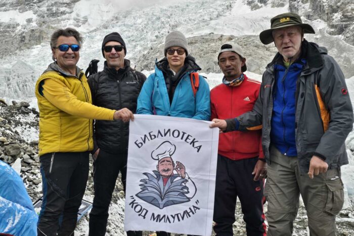 Dragan Jovović uspešno osvojio Kala Patar i Everest Base Camp:Zavijorila se zastava restorana "Biblioteka kod Milutina"