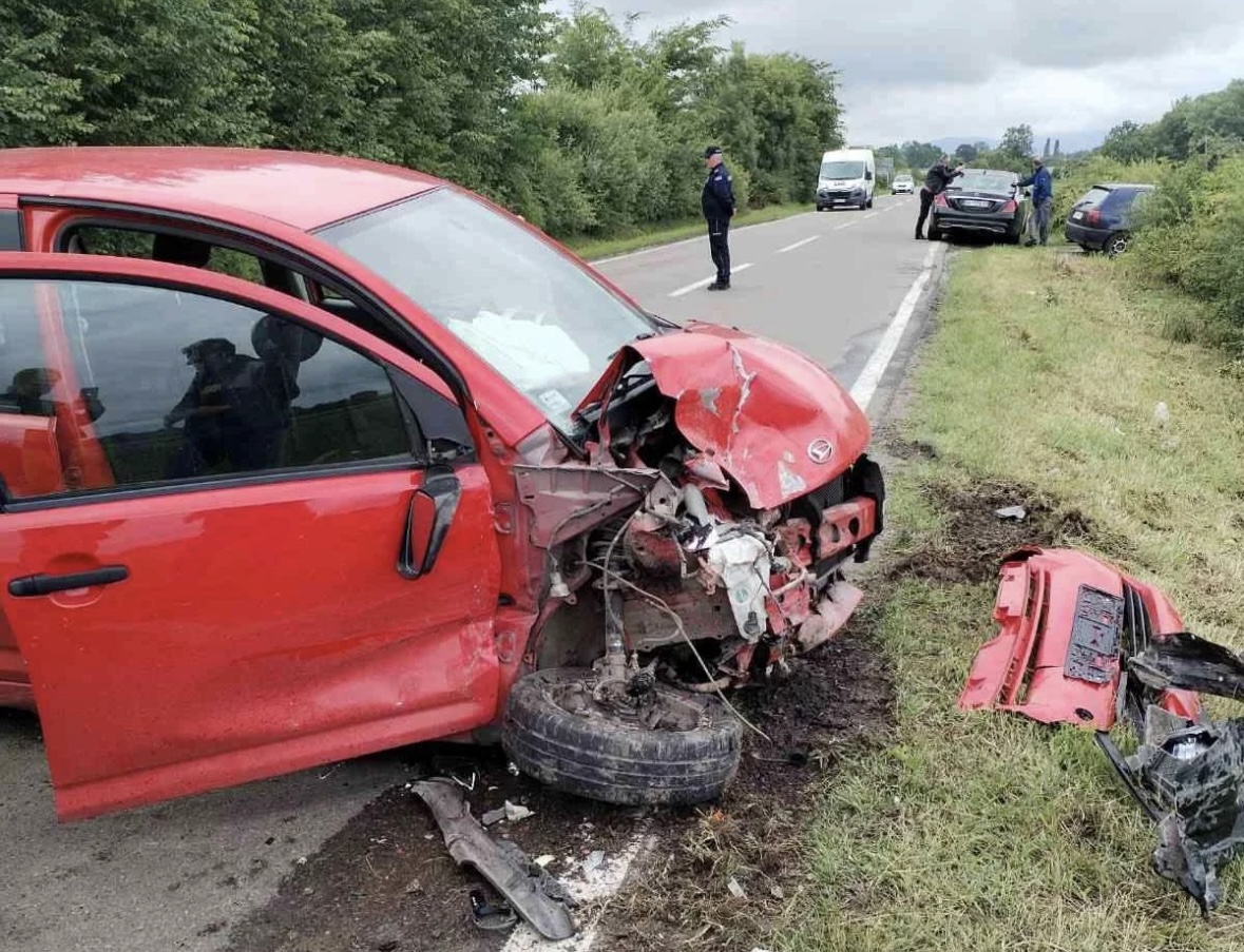 4 OSOBE POVREĐENE NA PUTU MLADENOVAC – TOPOLA Strašna slika sa mesta nesreće: Točak otpao, auto smrskan (FOTO)