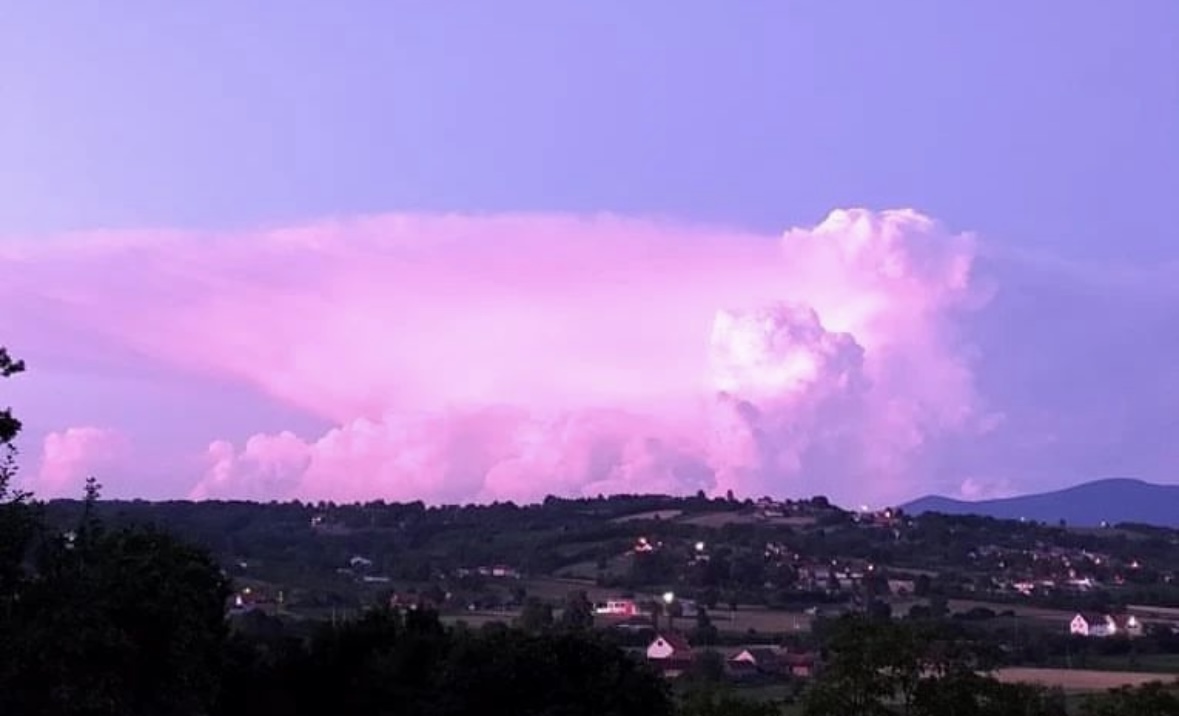 Šta se juče desilo sa nebom iznad Srbije ?(FOTO)
