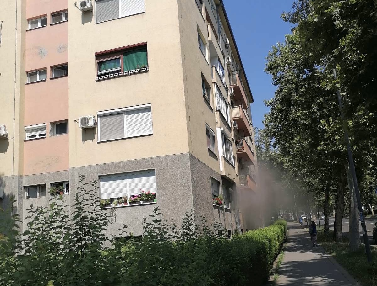 POŽAR U KRAGUJEVCU:Gori stan u prizemlju, na licu mesta vatrogasci (FOTO)