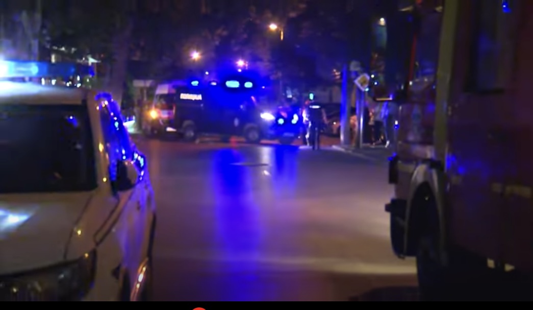 POLICIJA BLOKIRALA ULICU U KRAGUJEVCU ZBOG DOJAVE O BOMBI Sve je trajalo sat vremena, utvrđeno da je dojava bila lažna