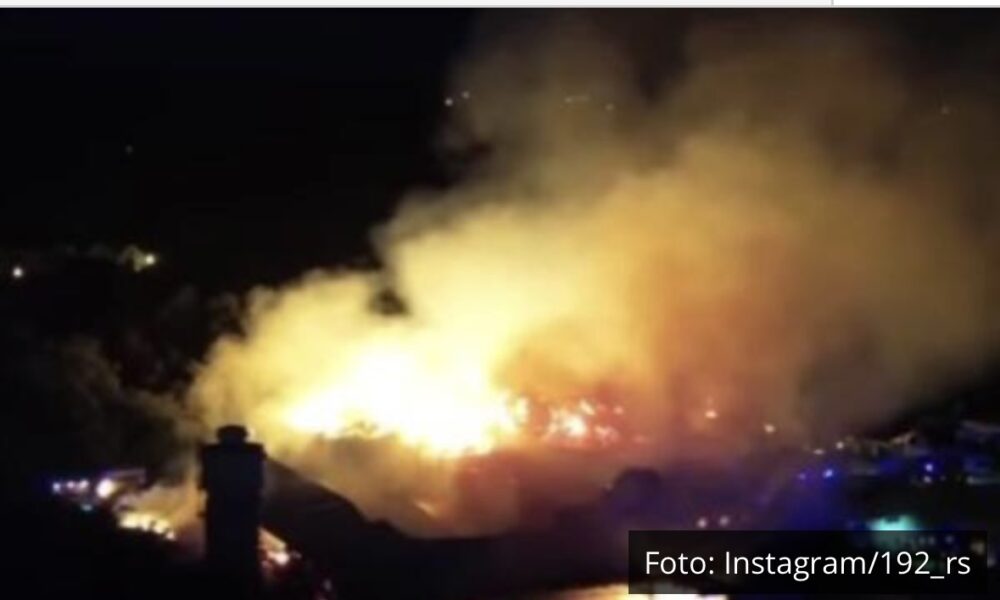 POŽAR U KRAGUJEVCU SE PROŠIRIO: Vatrogasci nastavljaju borbu sa vatrenom stihijom, stiglo pojačanje! EKSPLOZIJE i dalje odjekuju