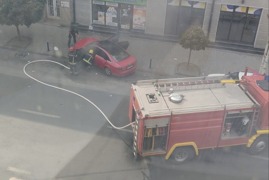Goreo automobil u centru Kragujevca