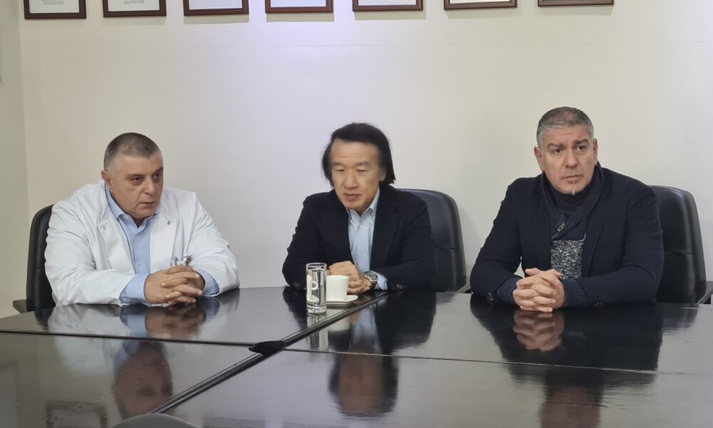 Japanski stručnjak u UKC Kragujevac: Profesor Yamane predvodi tim u zahtevnim intervencijama