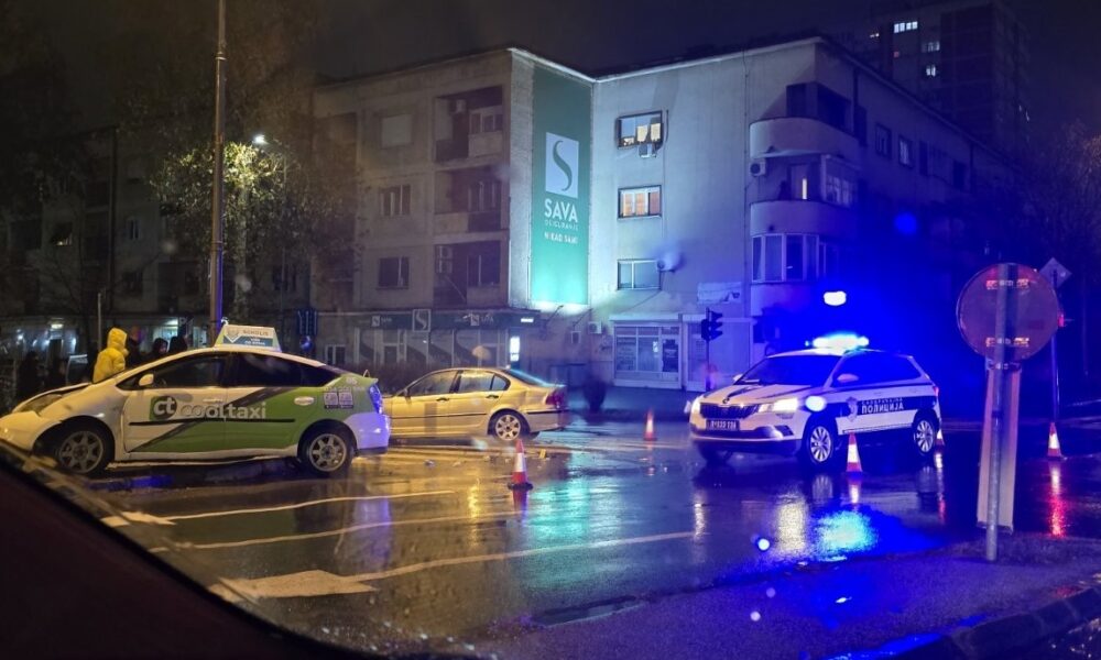 Saobraćajna nezgoda u Lepeničkom bulevaru: Sudar taksi vozila i putničkog automobila