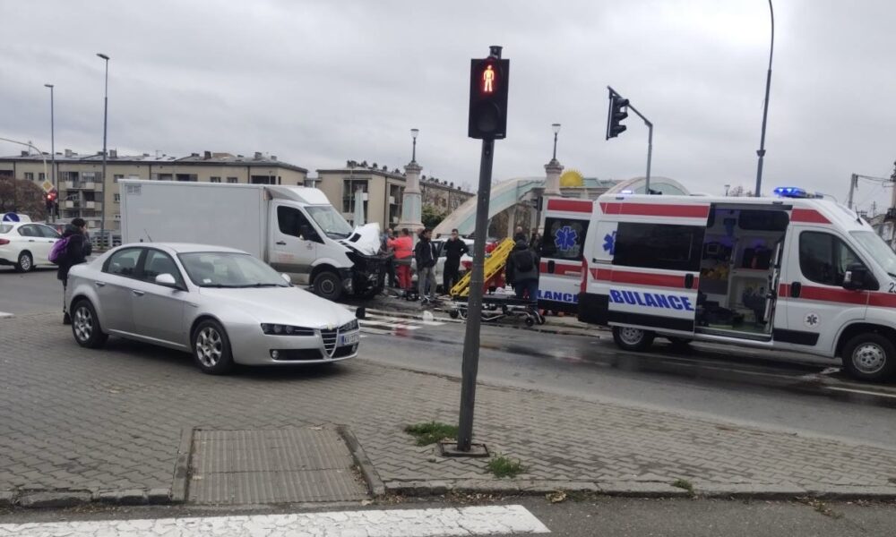 Udes u Lepeničkom bulevaru: Sudar kamiona i putničkog vozila, uviđaj u toku