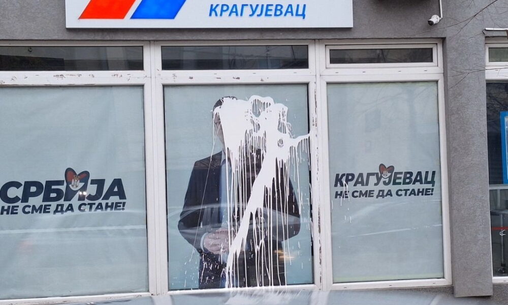 Ponovo uništen izlog prostorija SNS-a u Kragujevcu