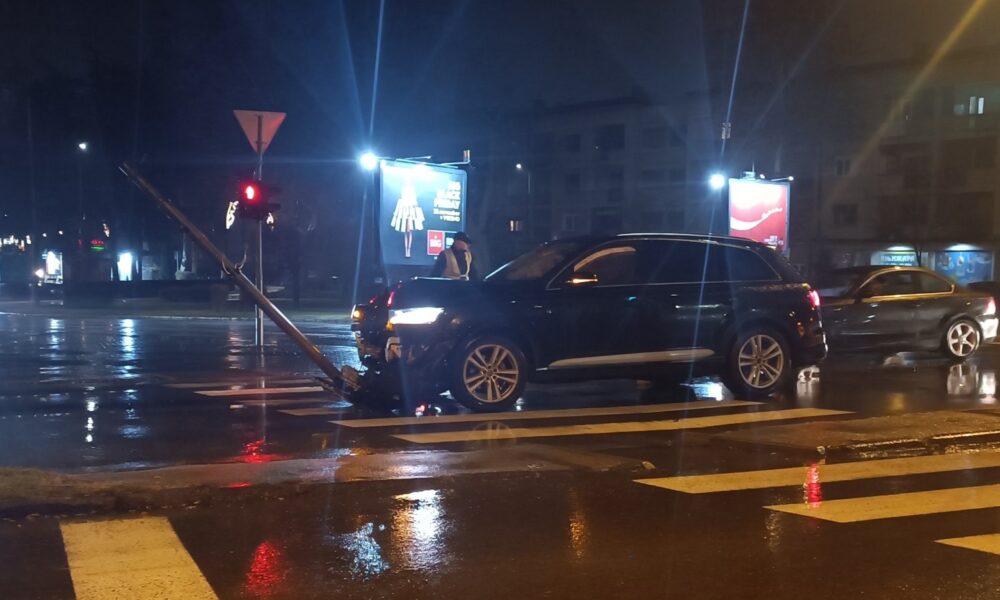 Karambol u Kragujevcu:Automobil oborio semafor