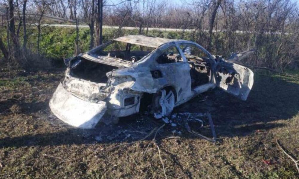 UŽAS KOD TOPOLE: BMW sleteo s puta i zapalio se! Vozač prevezen u bolnicu u Beograd