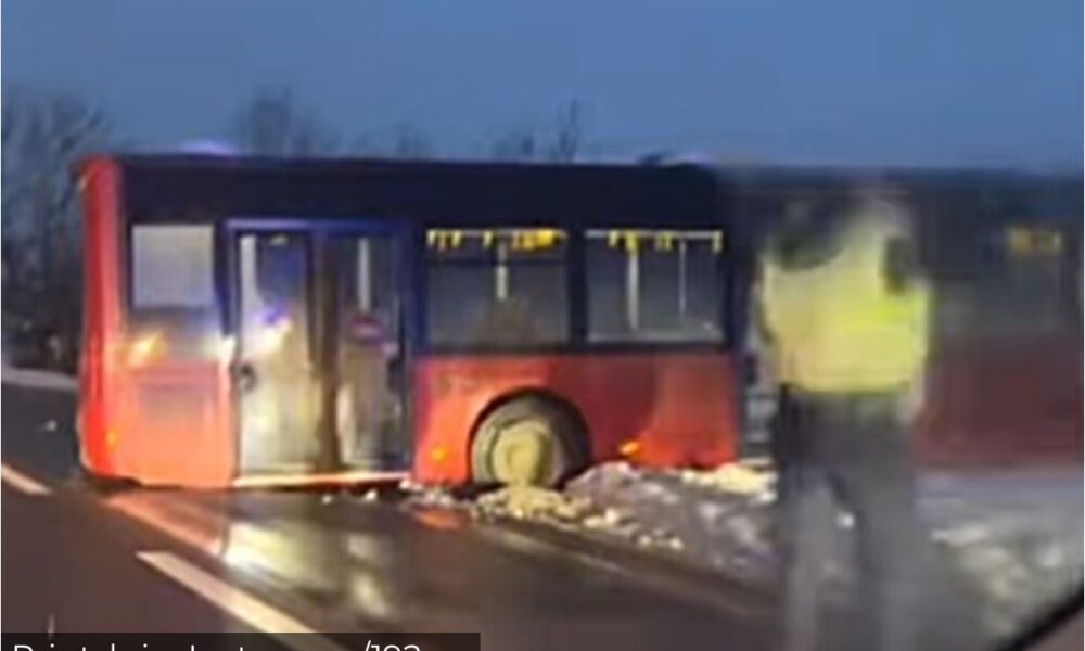 Drama kod Knića: Proklizao autobus, policija na terenu