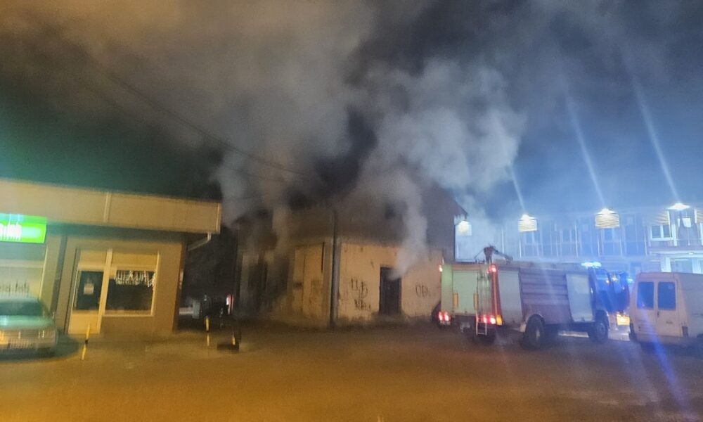 (Foto)Požar u napuštenom objektu u naselju Stanovo: Vatrogasci na terenu