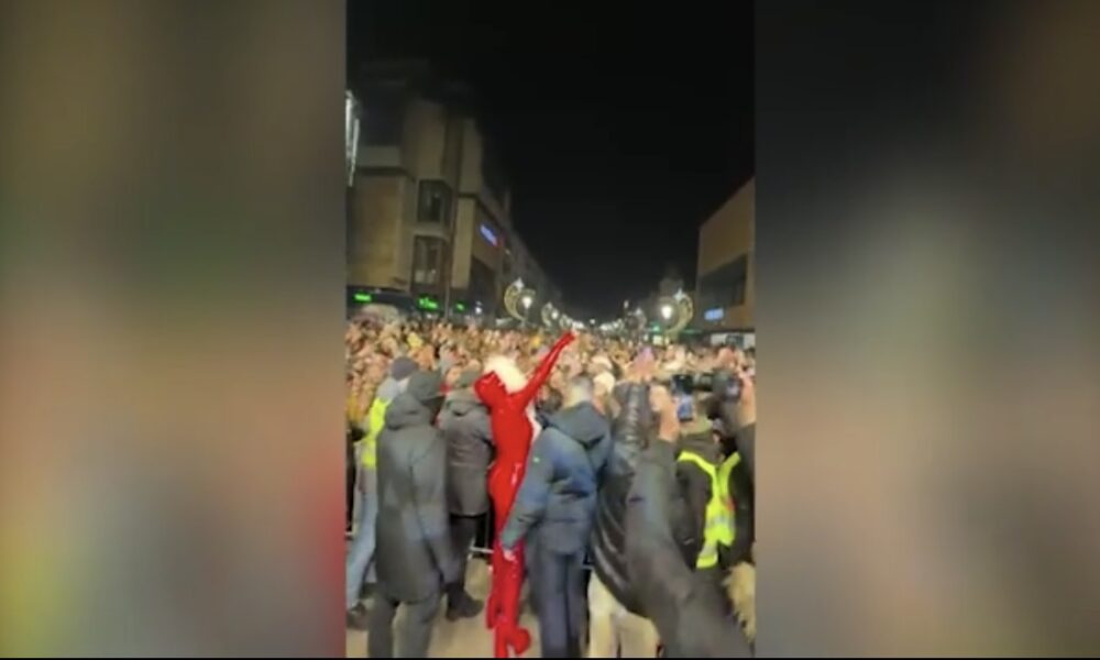 JELENA KARLEUŠA ZAPALILA KRAGUJEVAC: Grlila se i slikala s publikom, ruže i plišane igračke leteli na sve strane
