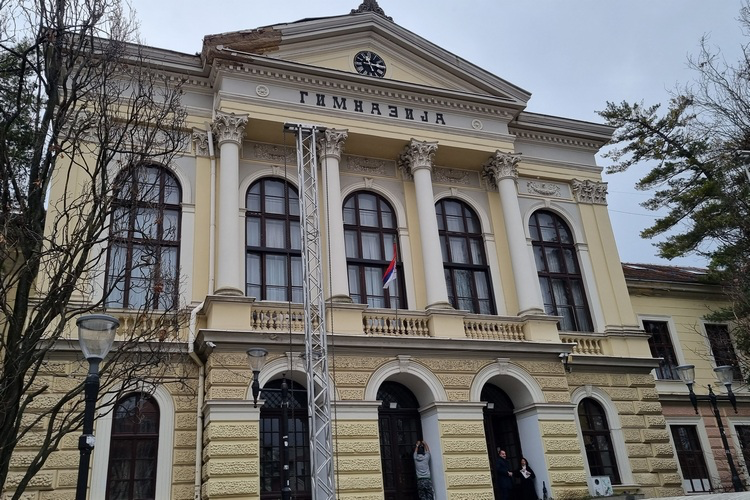 Postavljena zaštitna ograda ispred Prve kragujevačke gimnazije