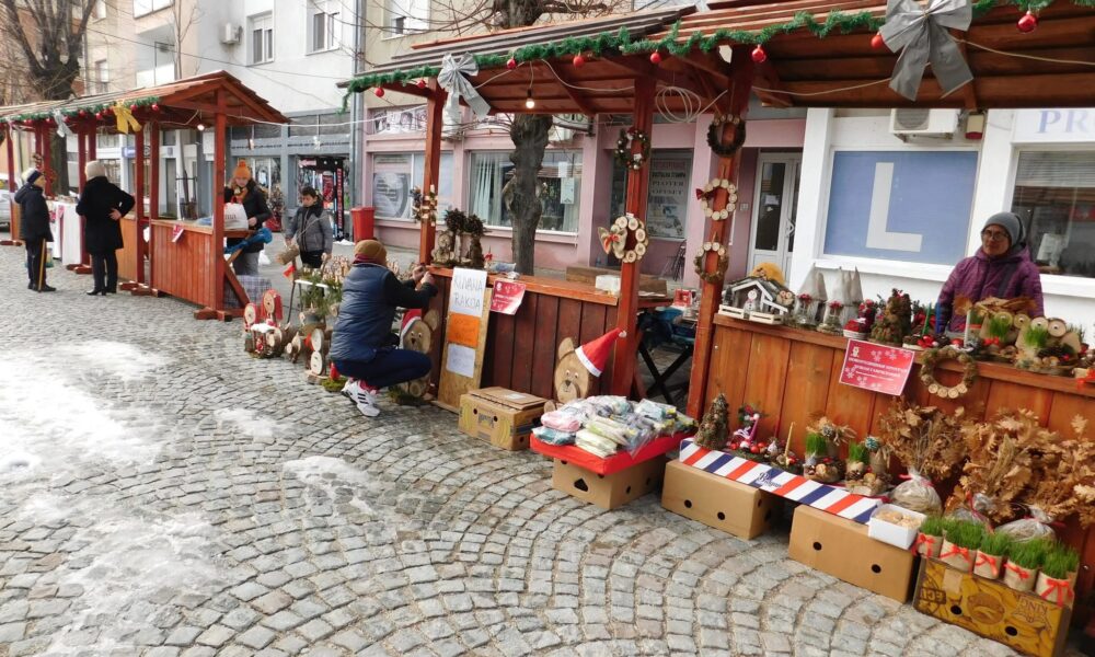 Opština Topola omogućila besplatne tezge za praznične prodavce i poklon-paketiće za najmlađe