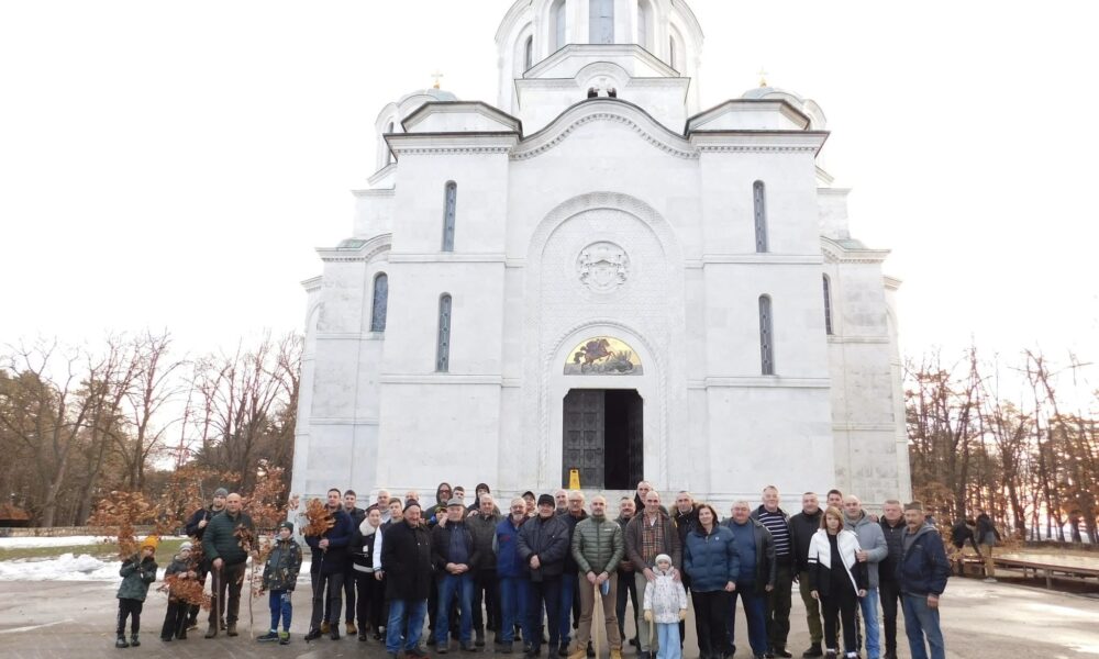 SREĆNO BADNJE JUTRO I BADNJI DAN: Tradicionalna seča badnjaka na Oplencu