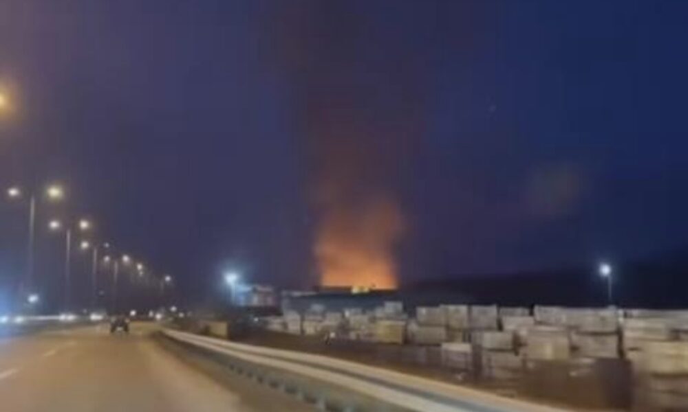 VELIKI POŽAR „PROGUTAO“ HALU Drama između Batočine i Kragujevca: Buktinja vidljiva sa velike daljine! (FOTO, VIDEO)