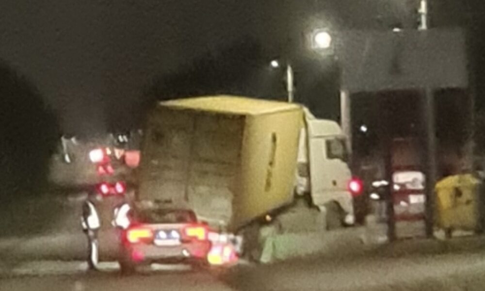 Šleper sleteo s puta u naselju Divostin