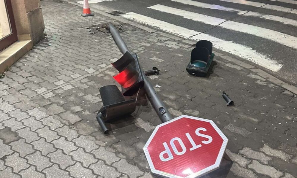 (FOTO) Oboren semafor u Ulici Nikole Pašića kod pekare “Katarina” u centru Kragujevca