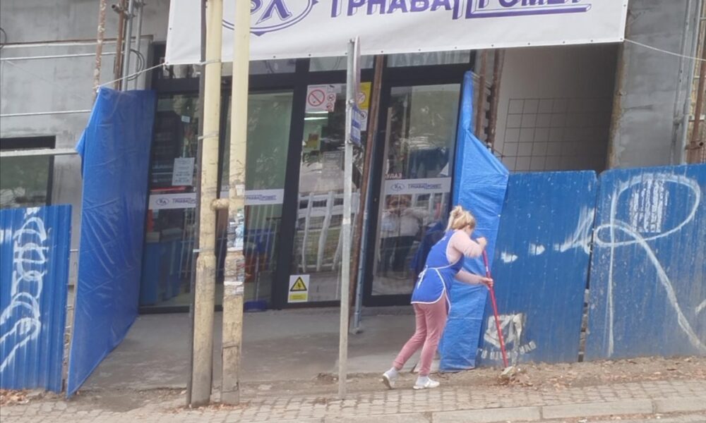 Bezobzirno i rizično: „Trnava promet” otvorila radnju usred gradilišta, bez dozvole i bezbednosti!