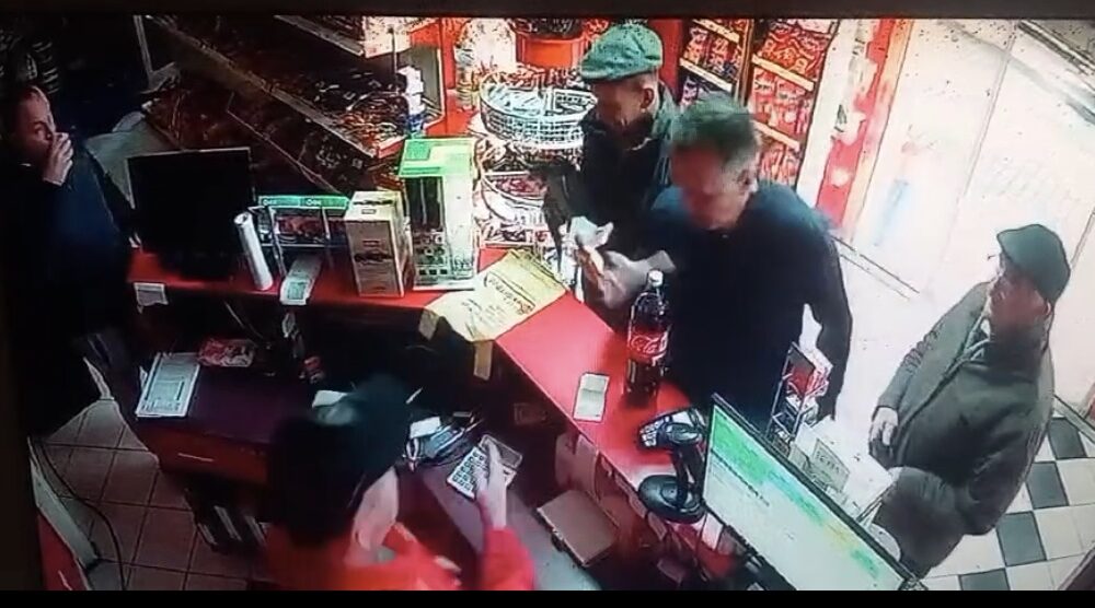 (VIDEO)Predsednik Opštine Knić nasrće na radnika benzinske pumpe i upućuje pretnje