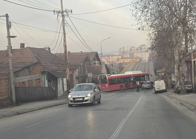 Jutros udes na nadvožnjaku u Bresnici: Sudar gradskog autobusa i automobila, saobraćaj obustavljen