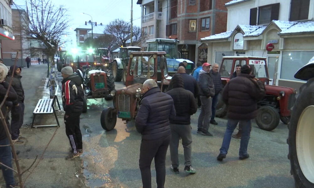 Poljoprivrednici u Rači ne odustaju od blokade dok se zahtevi ne ispune