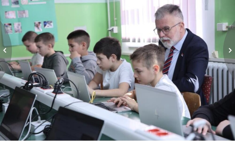 Ministar Ristić u selu Toponica kod Knića: Uručio prenosive računare učenicima Osnovne škole „Sveti Sava“