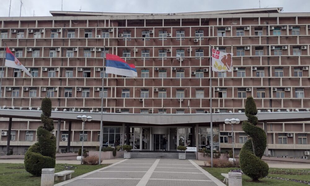 Grad Kragujevac podneo krivičnu prijavu zbog razbijanja prozora na zgradi Skupštine