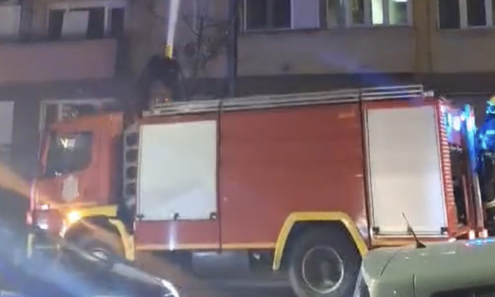 POŽAR U CENTRU KRAGUJEVCA: Vatrogasci evakuisali tri osobe, dve prevezene u Klinički centar