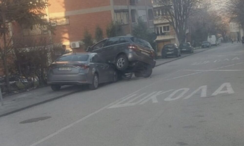 Nezgoda u centru Topole: Mercedes se popeo na parkirano vozilo