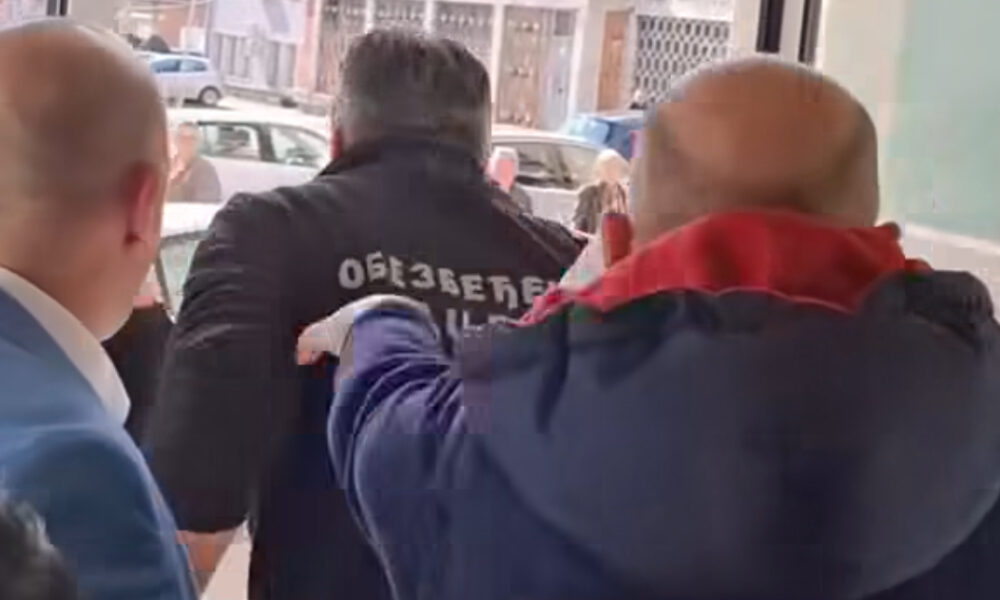 (VIDEO)Bahati odbornik opozicije  maltretira ljude: Podneta krivična prijava zbog nasilja i ometanja rada institucija