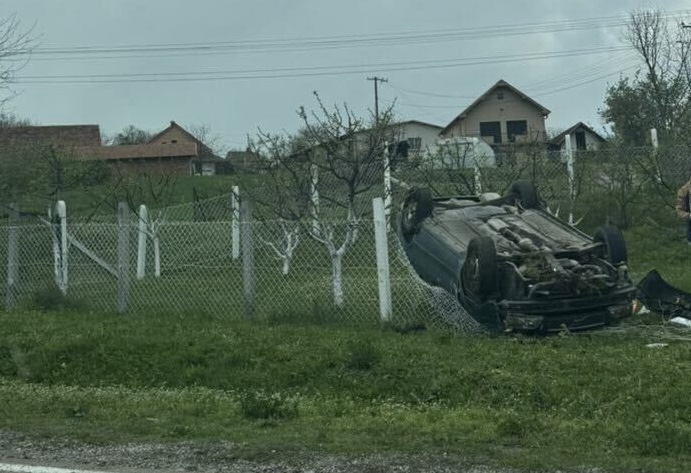 Teži udes u Vučkovici: Vozilo sletelo s puta i prevrnulo se na krov