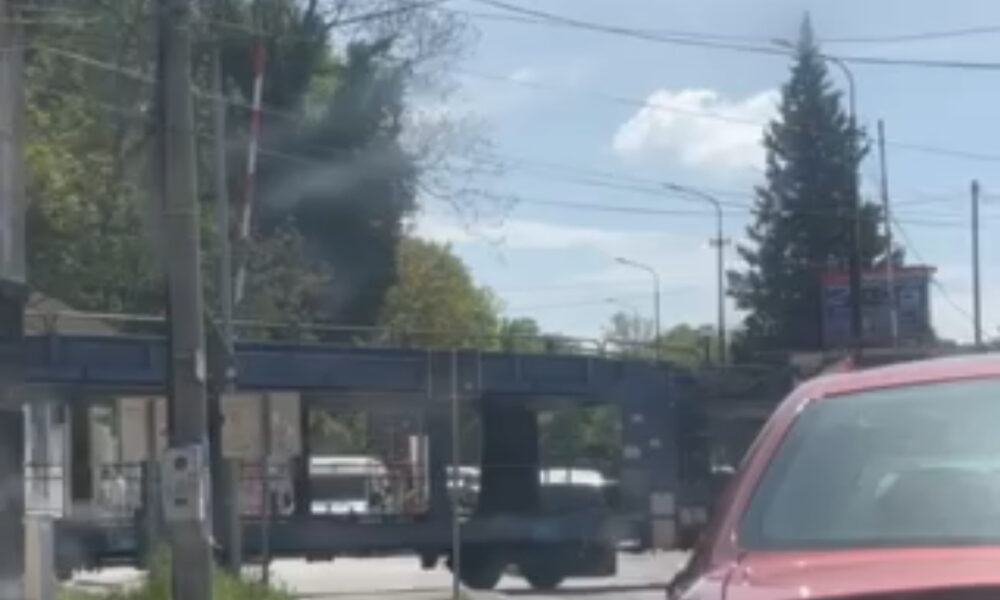(VIDEO)Opasna situacija u naselju Pivara: Voz prošao, a rampa ostala podignuta