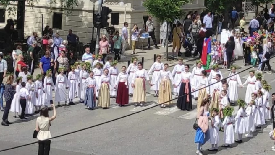 Đurđevdanski karneval otvorili najmlađi članovi ansambla „Smilje“ uz Kraljevo kolo