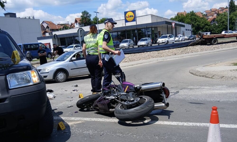 OBOREN MOTOCIKLISTA KOD LIDLA U STANOVU: Više povređenih u saobraćajnoj nezgodi, u toku intervencija Hitne pomoći