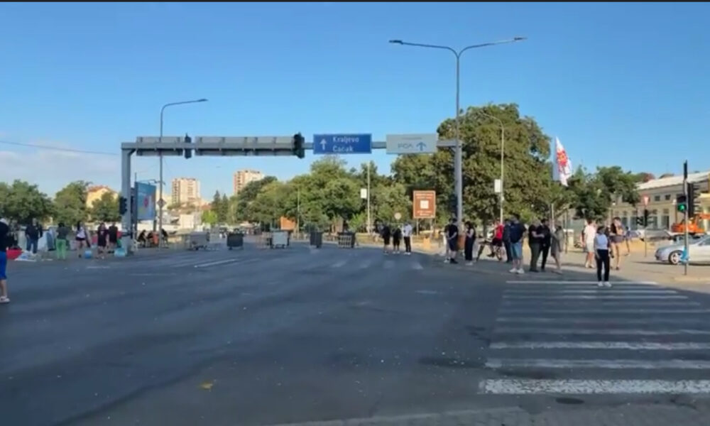Blokada u centru Kragujevca: Nekolicina ljudi zaustavila grad, građani besni zbog haosa i kašnjenja