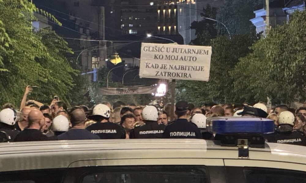 Rulja krenula u fizički obračun – policija radi svoj posao.
