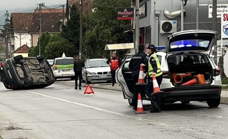 Drama u Bresnici: Automobil se prevrnuo na krov nasred ulice!