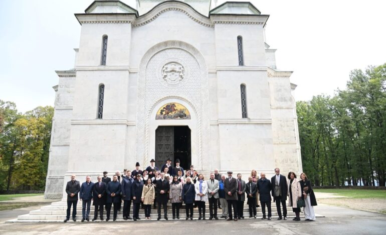 Diplomatska poseta Topoli: Ambasadore dočekali u duhu srpske tradicije