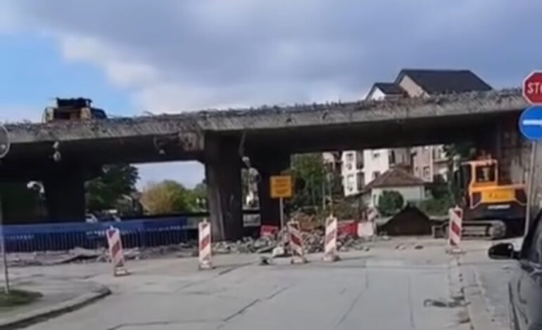 Havarija gasne cevi kod nadvožnjaka u Sušici: Vozači i pešaci oprez!