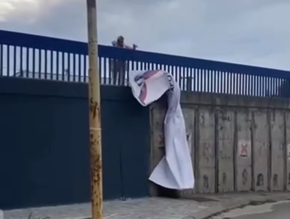 (VIDEO)Snimljena Suzana Đorđević kako cepa poruke mira: Kragujevac zgrožen ponašanjem aktivistkinje