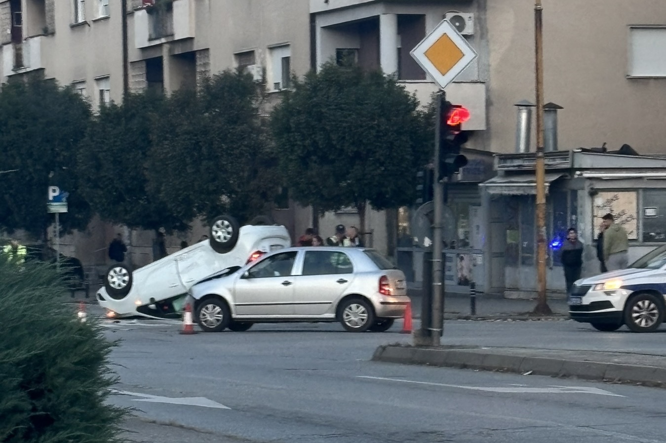 Teška saobraćajna nezgoda kod spomenika Jovanu Ristiću – automobil završio na krovu !