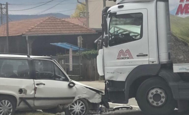 Težak udes u Petrovcu: Sudar kamiona i automobila, više povređenih