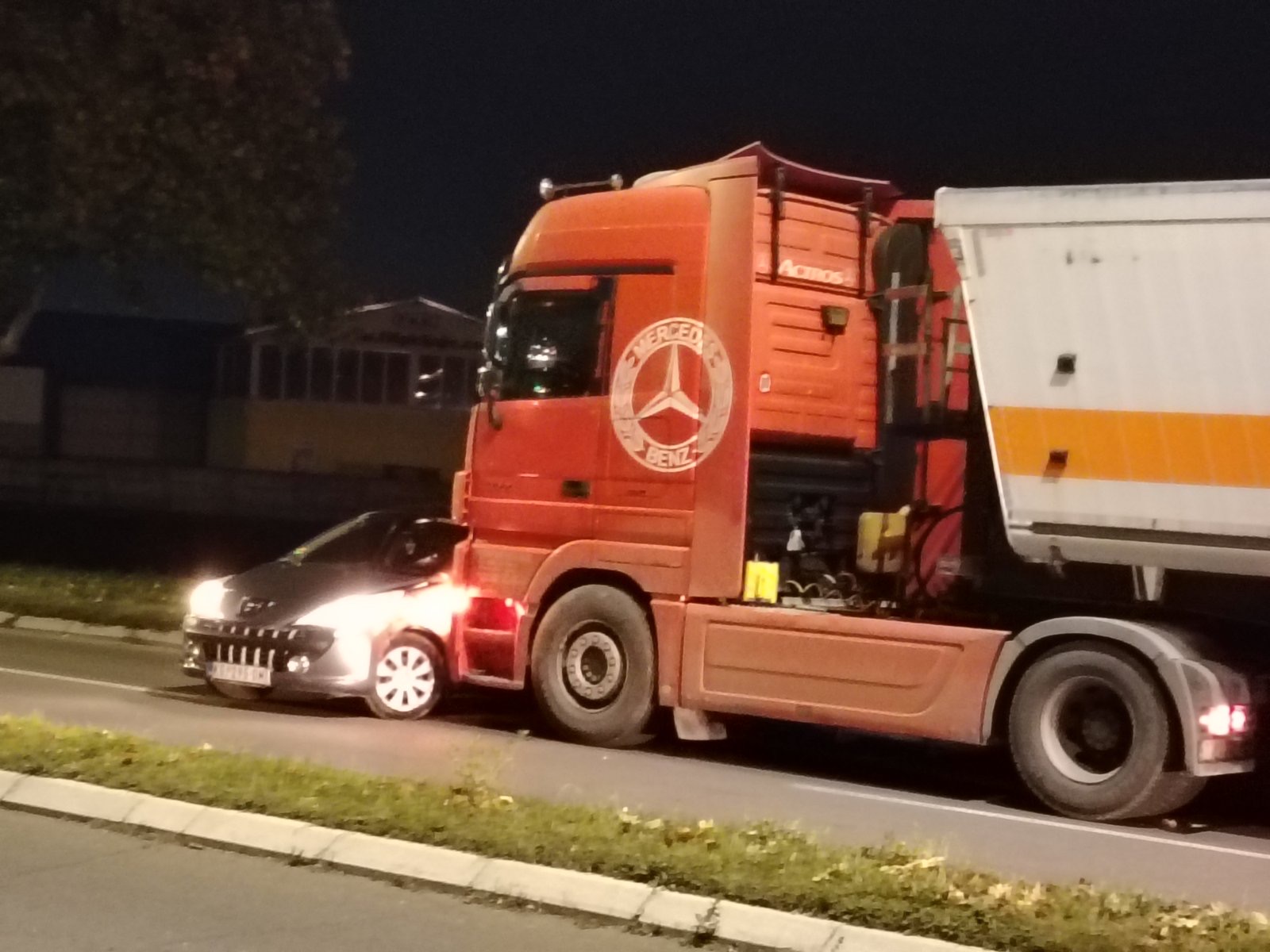 Udes kod hale „Jezero“ u Kragujevcu: Sudarili se kamion i automobil