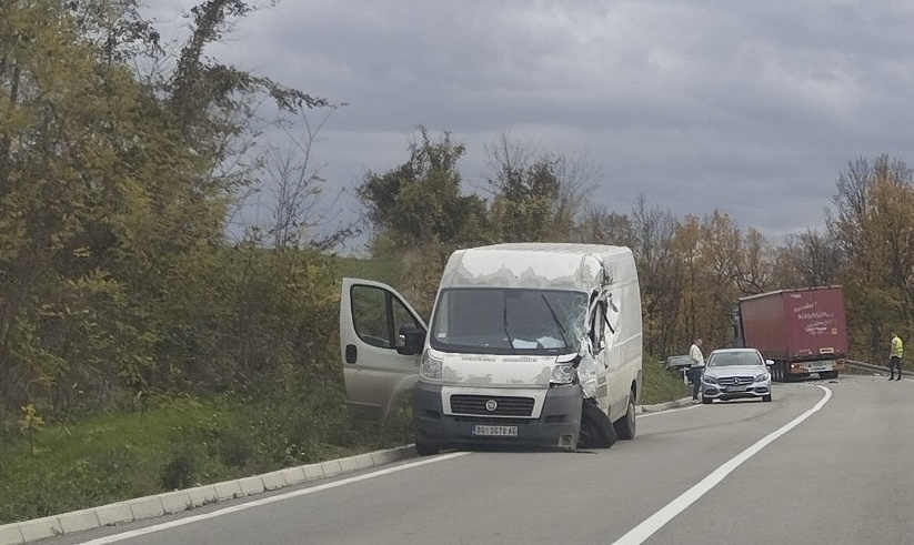 (FOTO)Težak udes kod Trnave: Kamion i kombi potpuno smrskani, više povređenih na putu Kragujevac–Topola
