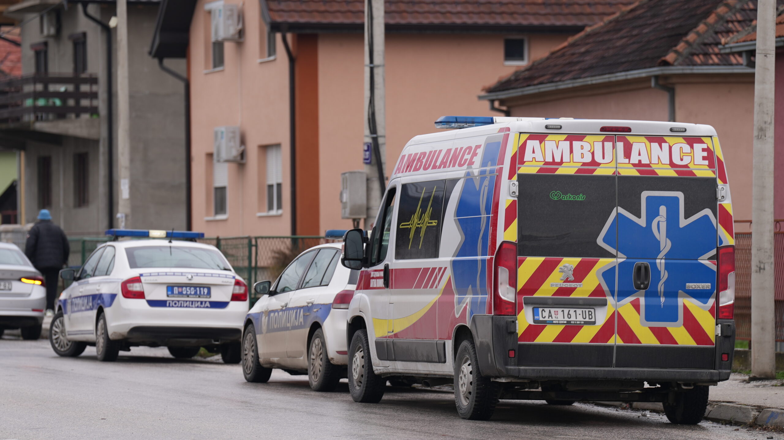 UBIO RODITELJE JOŠ PRE SEDAM DANA, ROĐAK OTKRIO HOROR: Sin zaklao majku i oca, pa prerezao vene u fotelji, uzeo i šerpu?! Isplivali novi detalj