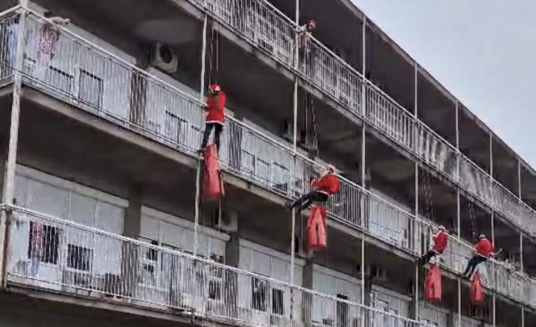Deda Mrazovi sa krova Klinike izmamili osmehe najmlađih pacijenata