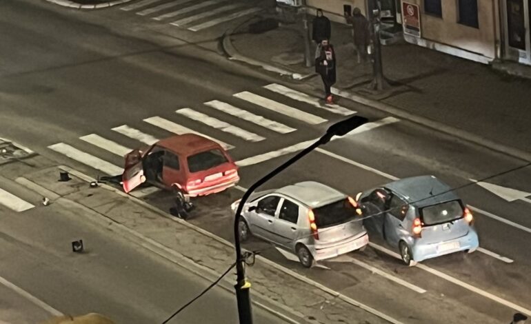 Udes u naselju Mala vaga: Oboren semafor, saobraćaj otežan