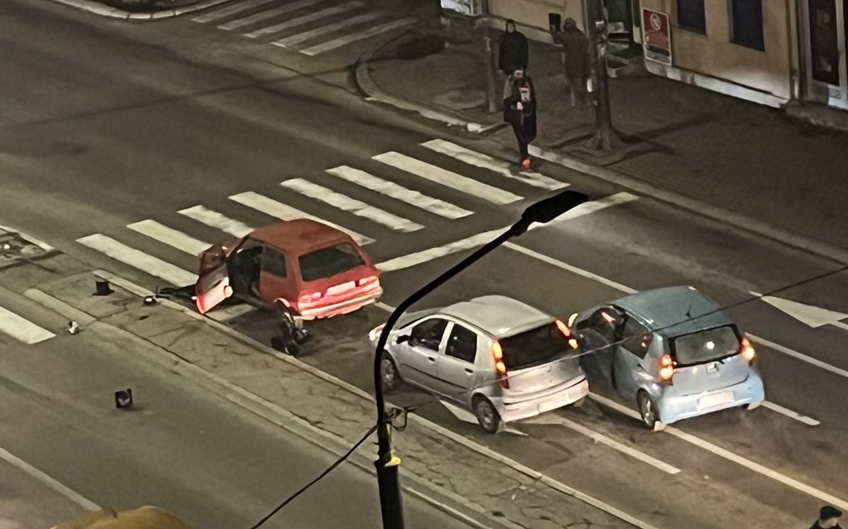 Udes u naselju Mala vaga: Oboren semafor, saobraćaj otežan