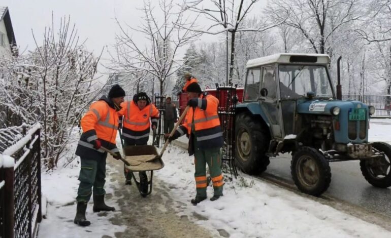 Zimska služba JKP Šumadija Kragujevac neumorno na terenu: Ulice i trotoari čiste se bez prestanka